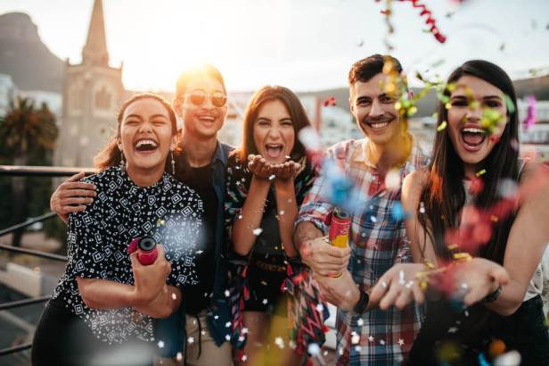 grupo-de-amigos-disfrutando